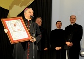Bp Henryk Tomasik prezentuje błogosławieństwo dla radomskiej Caritas od Benedykta XVI