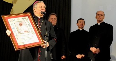 Bp Henryk Tomasik prezentuje błogosławieństwo dla radomskiej Caritas od Benedykta XVI