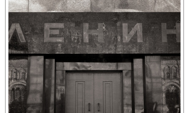 Precz z mumią Lenina