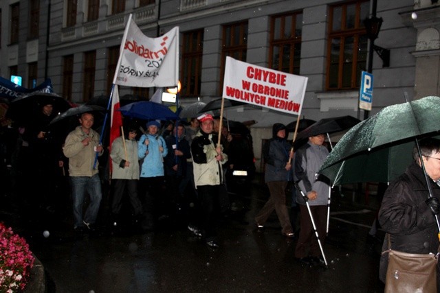 Uczestnicy marszu przeszli cieszyńskimi ulicami mimo ulewnego deszczu