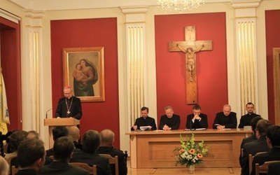 - Szanujcie swoje seminarium, uczcie się soboru, przeżywajcie głęboko Rok Wiary, módlcie się za 43. synod diecezjalny, śledźcie jego „rodzenie się”! Kochajcie swoją drogę powołania, szanujcie swoich mistrzów – mówił do kleryków bp Libera