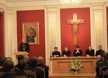 - Szanujcie swoje seminarium, uczcie się soboru, przeżywajcie głęboko Rok Wiary, módlcie się za 43. synod diecezjalny, śledźcie jego „rodzenie się”! Kochajcie swoją drogę powołania, szanujcie swoich mistrzów – mówił do kleryków bp Libera