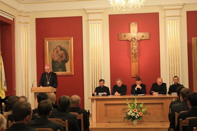 - Szanujcie swoje seminarium, uczcie się soboru, przeżywajcie głęboko Rok Wiary, módlcie się za 43. synod diecezjalny, śledźcie jego „rodzenie się”! Kochajcie swoją drogę powołania, szanujcie swoich mistrzów – mówił do kleryków bp Libera