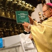 Dokumenty soborowe i katechizm pozostaną w katedrze do końca Roku Wiary