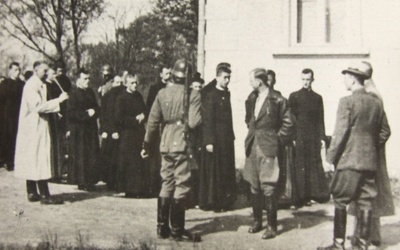 Aresztowanie w Błoniu. Zdjęcie z zasobów Archiwum Diecezjalnego w Tarnowie