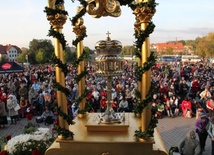 Wiele tysięcy Dolnoślązaków bierze udział w odpuście św. Jadwigi Śląskiej