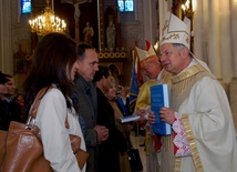 Biskupi Henryk Tomasik i Adam Odzimek wręczali przedstawicielom parafii Katechizmy Kościoła Katolickiego