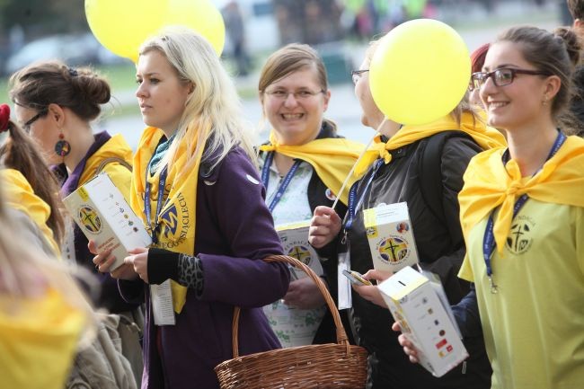 Żółte koszulki i chusty stypendystów widać było z daleka