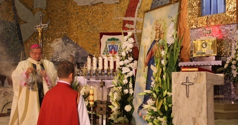 Koronacji obrazu NMP Wspomożenia Wiernych dokonał arcybiskup Sławoj Leszek Głódź