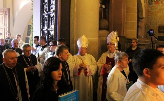 Przez płockie "Porta Fidei" - kopię romańskich drzwi katedry przeszli biskupi, przedstawiciele duchowieństwa i świeckich diecezji