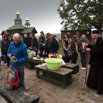 Młodzi z liceum białoruskiego w Bielsku Podlaskim zajadają suchary i spoglądają na barwne dynie 