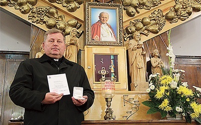 Proboszcz ks. Zdzisław Madzio z relikwiami Jan Pawła II