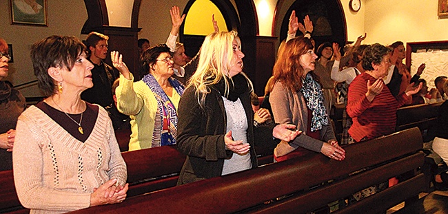 Uczestnicy grupy modlą się słowem i gestem