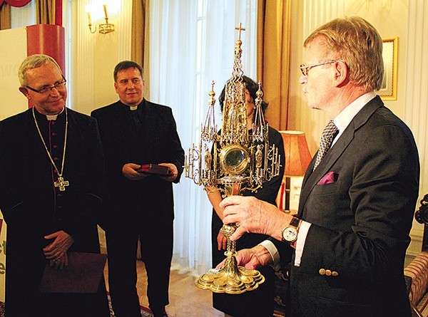  Achim Neuse z Bremy przekazuje bp. Piotrowi Liberze cenną monstrancję z Sadłowa