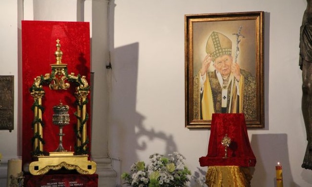 Obok relikwii św. Jadwigi znajdują się doczesne szczątki bł. Jana Pawła II