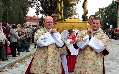 Po Mszy św. ulicami miasta przeszła procesja eucharystyczna, w której niesione były również relikwie patronki Śląska