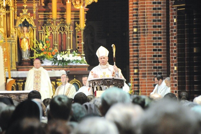 Bp Jan Kopiec podczas Eucharystii na rozpoczęcie Roku Wiary w gliwickiej katedrze 