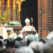 Bp Jan Kopiec podczas Eucharystii na rozpoczęcie Roku Wiary w gliwickiej katedrze 