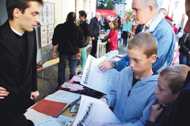 Ks. Londzin podczas happeningu rozmawiał również  o „Gwiazdce Cieszyńskiej”