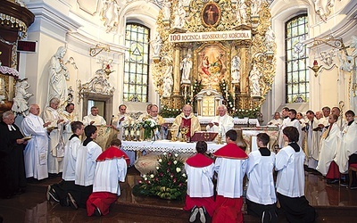 Bp Jan Wieczorek, bp Andrzej Czaja i ks. proboszcz Piotr Gołąbek odprawiają jubileuszową Mszę św. Ołtarz główny jest dziełem o. Locha z Wrocławia