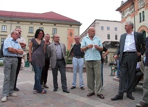 Skrzyknęli się na pl. Szczepańskim, aby radzić o solidarnej pomocy. Stoją od lewej: drugi – Maciej Gawlikowski, trzecia – Katarzyna Kubisiowska, czwarty – Józef Lassota, potem kolejno – Tadeusz Pikulicki, Maciej Mach i Edward Nowak, inicjator „Sieci solidarności – Małopolska”