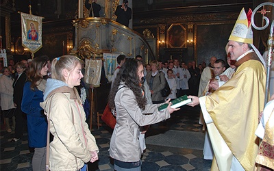  Biskup przekazał wiernym teksty soborowe i katechizm