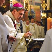  Biskup Krzysztof Nitkiewicz udziela chrztu osobom dorosłym w katedrze sandomierskiej
