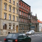 We wtorek 9 października przed budynkiem Sądu Rejonowego w Lwówku Śl. co kilka godzin organizowano pikiety przeciwko zamianie placówki na wydział zamiejscowy sądu w Lubaniu
