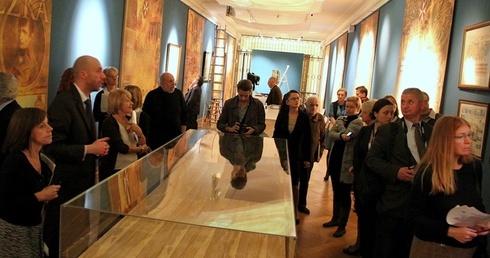 Scenariusz wystawy jest oparty na podróży w czasie i w przestrzeni - wszędzie tam, gdzie przez wieki maltańczycy docierali ze swoją misją