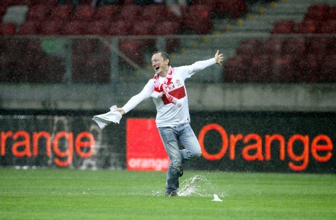 Deszcz zalał Stadion Narodowy