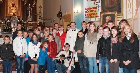 Młodzież, która wzięła udział w wieczornicy, ze swym opiekunem ks. Łukaszem Pyszczkiem