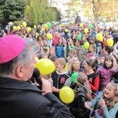 Przed katedrą dzieci powitał bp Henryk Tomasik