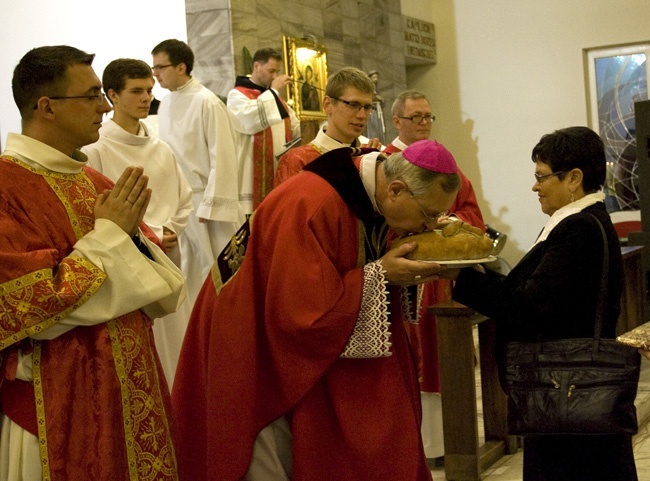 Inauguracja wieczystej adoracji w kościele franciszkanów 