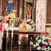 Bp Andrzej F. Dziuba i proboszcz ks. Mirosław Czarnołęcki w czasie Mszy dziękczynnej za konsekrację kościoła