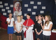 Uroczysty apel w SP w Zdunach w liturgiczne wspomnienie Jana Pawła II