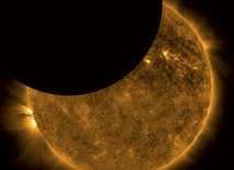 Księżyc przechodzący przed tarczą słoneczną. Zdjęcie wykonane w przestrzeni kosmicznej przez satelitę SDO, zajmującego się badaniem dynamiki  Słońca