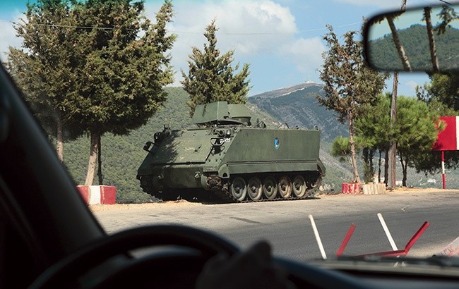 Dostępu do Doliny Qadisha strzegą czołgi. Stąd już blisko do Syrii