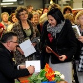 Ks. Ryszard Winiarski rozdaje autografy