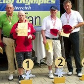 Dekoracja medalistów Europejskich Zawodów Olimpiad Specjalnych w Golfie; Maciej Kulpiński drugi z prawej