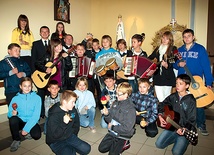  W Czerniewicach dzieci i młodzież jedną z dziesiątek grają na różnych instrumentach 