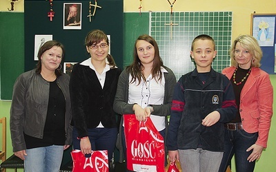  Po raz pierwszy dla gimnazjalistów zorganizowano konkurs wiedzy o kard. Stefanie Wyszyńskim. Na zdjęciu zwycięzcy z katechetkami