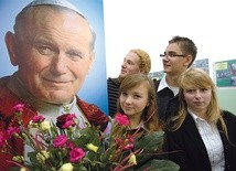 Oskar i Kacper oraz Ewelina i Iwona są dumni z tego, że ich szkole patronuje Jan Paweł II