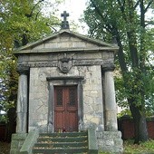  Kaplica grobowa przy kościele w Brzeziu kryje prochy przedstawicieli rodu Żeleńskich 