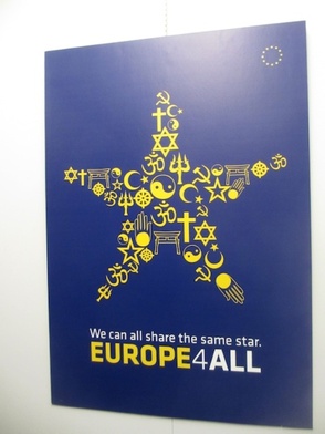 Unia Europejska promuje się sierpem i młotem