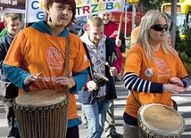 Kolorowy marsz przeszedł ulicami miasta z towarzyszeniem bębnów i piszczałek