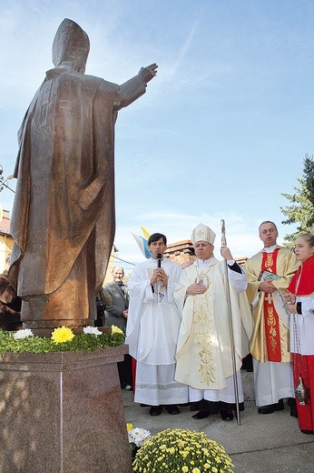 Figurę poświęcił bp Jan Kopiec