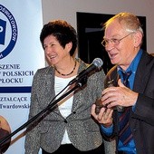  Dyrektor LO SOP Alicja Kaliszuk dziękowała Leszkowi Długoszowi, który otrzymał od społeczności szkolnej statuetkę w kształcie sowy, na pięciolecie nadania imienia szkole 