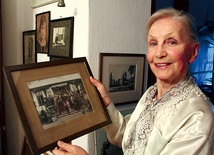  Anna Milewska wśród starych zdjęć i rodzinnych pamiątek