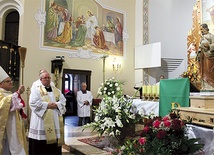  Figurę świętego w czasie uroczystości jubileuszowych parafii poświęcił ks. inf. Aleksander Pasternakiewicz  