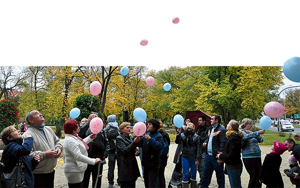  Wypuszczane do nieba baloniki z wypisanymi imionami dzieci są wyrazem pamięci, ale i nadziei dla rodziców 